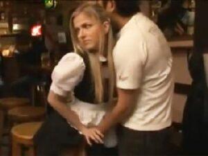 バーで働くロシア美形お姉さんがノリ良くて営業中の店内で生入れ成功！！美少女素人中出しハメ撮りの無料エロ動画