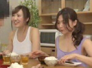 『すごいいっぱい出たから垂れてるよ♥』男に飢えたビックおっぱい娘が1本の肉棒を奪い合い！巨乳お姉さん中出し3P...