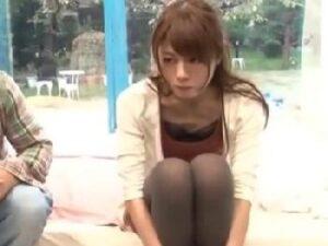 トークに乗せられて彼氏以外の男に中出しされちゃった素人娘！美少女の無料エロ動画