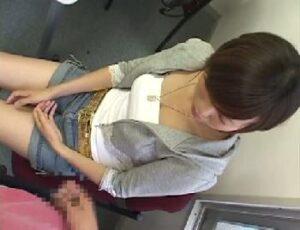 18歳のエロカワ美形お姉さんにセンズリ鑑賞をお願いしました！！美少女素人手コキの無料エロ動画