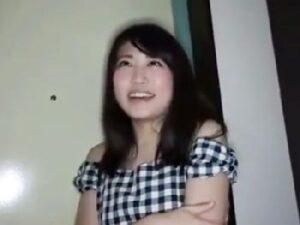 『えっいきなりですか』とか言って激しく腰振りパコする巨大バスト素人女子大生！巨乳美少女中出し痴女フェラ顔射の無料エロ動画