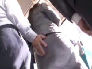 『触ってるでしょ…あっ！』痴漢撃退したと思った瞬間…周りの男全てに集団凌辱された黒GAL女子校生！顔射ギャルレイプ乱交の無料...