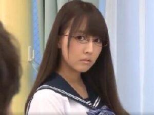 教師を誘惑して校内でパコる清麗淫女の美形少女女子校生！巨乳顔射めがねの無料エロ動画