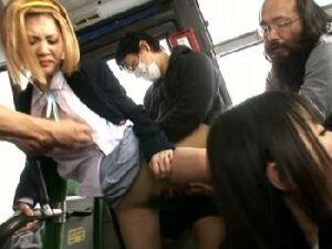 あの軽音部の5人組がバス内痴漢に遭い…キモメンたちの大乱交場に！女子校生レイプコスプレつぼみ栗林里莉今井美穂皆瀬ふう花西山希...
