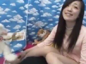 恥ずかしいケド素股でお金がもらえるなら‥→弟は別のこと考えてました！お姉さん素人顔射ナンパ近親相姦の無料エロ動画