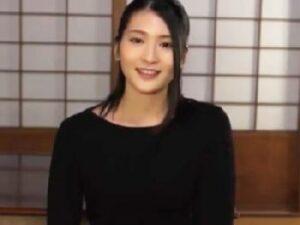 色気が溢れ出してる淑女が欲求不満を解消するため夫に黙ってアダルトビデオ出演！素人人妻顔射の無料エロ動画