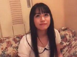 清潔感あふれる黒髪素人娘をガチハメ撮り→大量中出しバチキメ！美少女女子校生の無料エロ動画