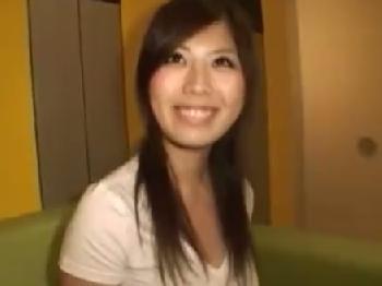 夫の目を盗んで密通相手とハメ撮り楽しむ不貞妻！素人痴女人妻の無料エロ動画