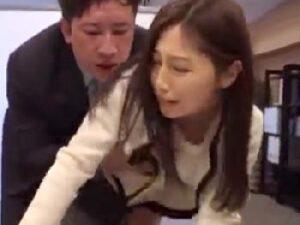 夫の忘れ物を届けに会社に来た美人マダムが媚薬飲まされそのまま寝取られ！巨乳人妻顔射の無料エロ動画