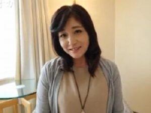 真面目そうな顔して実はドアブノーマル！田中みな実似の熟女と不貞ハメ撮り！巨乳素人人妻の無料エロ動画