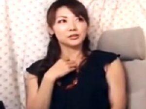 こんなエレガントな奥様が指まんで色情しちゃって我慢できずに車内で寝取られちゃう！素人中出し人妻ナンパの無料エロ動画