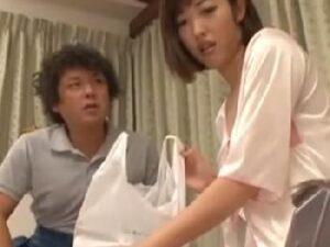 風邪を引いて弱っている巨大乳奥さんにまんまと中出し成功！巨乳人妻の無料エロ動画