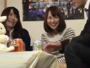 チャラい美形お姉さん2人と宅飲み中出し乱交！盗撮の無料エロ動画