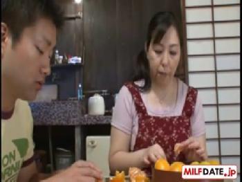 加齢とともに性的欲望の増している人妻熟女との濃密ハメ！巨乳ぶっかけの無料エロ動画