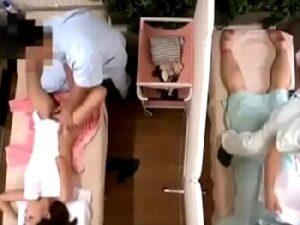 夫と一緒にマッサージに来たはずなのに…薄い壁1枚を隔ててエロマッサージで色情するイケナイ奥様！素人人妻盗撮の無料エロ動画