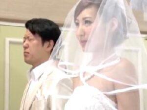 花嫁そっちのけでそこら中で中出ししまくりな乱交披露宴！巨乳人妻熟女の無料エロ動画