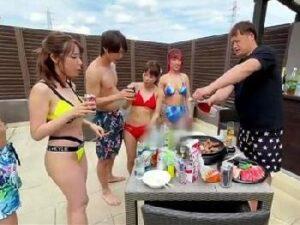 『え～ヤダぁ…』ノリ良いGALたちと野外プールでベタベタ！ほろ酔い気分で大乱交！！巨乳素人ギャル露出の無料エロ動画