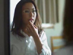 『だ、だめよ…』いつもは強気の眼鏡上司が…うわき関係に溺れていく様！人妻OLめがねの無料エロ動画