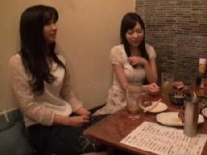 相席屋で捕まえた素人娘二人組を家に連れ込んで中出し乱交！！巨乳美少女の無料エロ動画