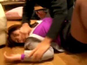 『いやっ！ヤメてくださぃい！』入る瞬間を狙われて自宅強姦されるオフィスレディ娘！素人レイプOLの無料エロ動画