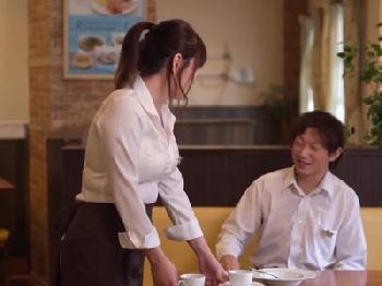 アルバイト先の美人な巨大乳房妻に我慢できなくて…強制的に押し倒して肉体関係に！巨乳痴女人妻の無料エロ動画