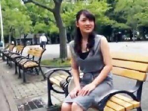 交尾レスで我慢できないすけべマダムがでかチンで激しく乱れ狂う！巨乳人妻顔射の無料エロ動画