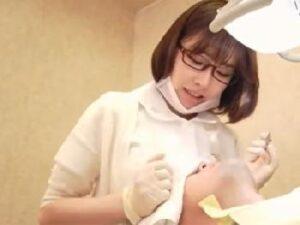 歯科衛生士のお姉さんによるペニ棒支援でスぺルマ駄々漏れ発射!痴女オナニーの無料エロ動画