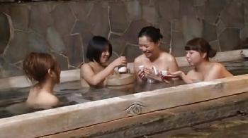 温泉で出会った若いイケメンに色情してしまった奥さん！巨乳痴女人妻の無料エロ動画