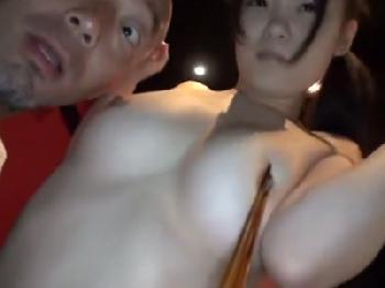 開店前のお店にいた看板娘に突撃→強引ナンパで店内パコ！巨乳素人美少女ロリの無料エロ動画