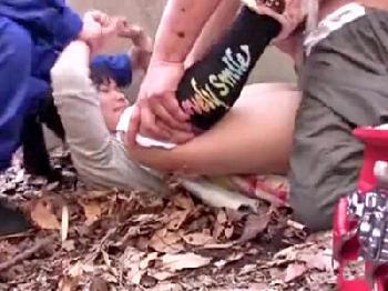 人気のない野山を歩く童顔JSを拉致して中出し性的暴行!美少女ロリレイプ乱交パイパンの無料エロ動画