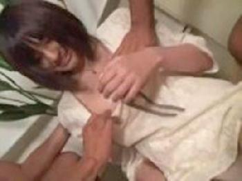 体操着ブルマの女が激しい指まんに絶叫→顔面射精ファック！巨乳美少女顔射3Pの無料エロ動画