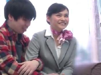 『いっぱい出てるっ』マジックミラーー号で美人CAがチェリーボーイの男性器を優しく筆おろし！！素人OL童貞の無料エロ動画