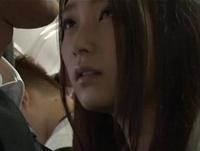 モデル体型のきれいなお姉さんがバス内で痴漢性的暴行されるもイキまくる！美少女顔射レイプオナニーの無料エロ動画