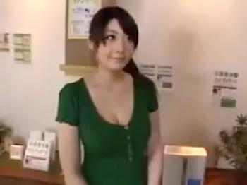 ぷるんぷるんボいンが凄い美形お姉さんをSEX付きのオイルマッサージ!巨乳立川理恵の無料エロ動画