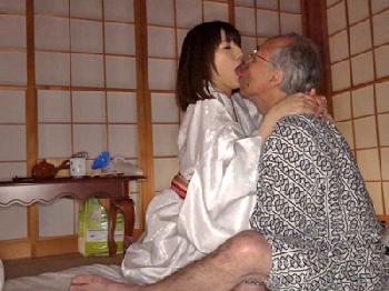 介護してくれる優しい息子の嫁に中出ししまくる義理の父親!人妻近親相姦飯岡かなこの無料エロ動画
