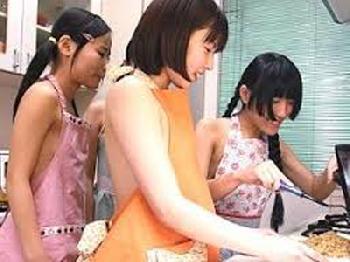 結婚の年齢が引き下げられた世界で童顔代表の美形少女妻たちが乱交中出しsEX!美少女人妻女子校生ロリ3Pパイパンの無料エロ動画