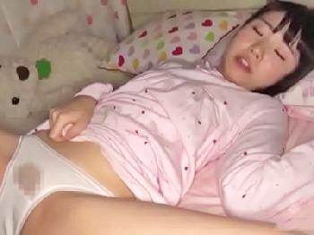 兄の夜這いおまんこ舐めで綿パンが激濡れの妹に中出し!ロリ近親相姦パイパンの無料エロ動画