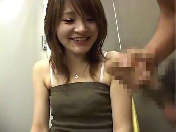 『近くないですか？』センズリ鑑賞に来た素人娘が至近距離ちンポに我慢できずフェラチオ開始！お姉さんぶっかけの無料エロ動画