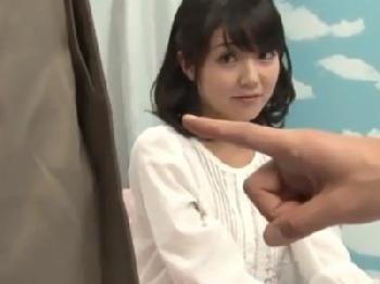 『えっおっきぃ！？』予想外の巨大チンポ登場にあっさり中出し許しちゃった素人娘！美少女の無料エロ動画