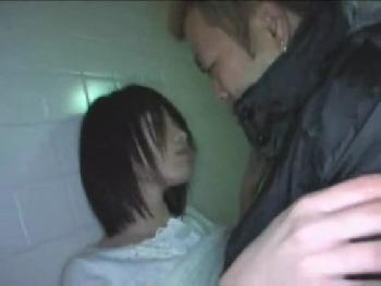 街中で酩酊してる素人娘を介抱すると見せかけ公衆トイレで中出し婦女暴行！！お姉さんハメ撮りレイプの無料エロ動画