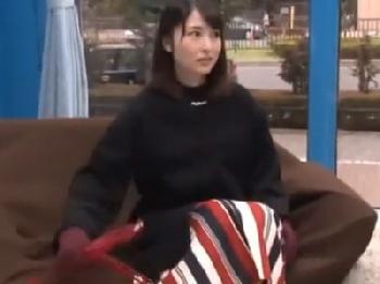 夫に不満を持つ素人奥さんがマジックミラーー号で不貞オッパイに射精sEX開始！！人妻ナンパの無料エロ動画