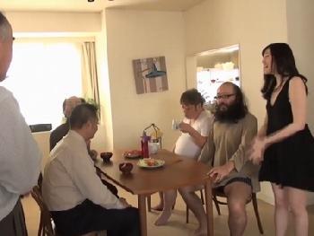 『舐めてぇ～♡』オジサン大好きな美形少女が中年おじさんたちと共同性活！お姉さん痴女顔射乱交ぶっかけの無料エロ動画