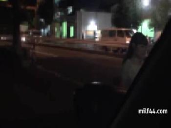 夜道を歩く素人娘を強姦して逃走→追いかけられて車の中で逆強姦され中出し強要された…！お姉さん痴女レイプの無料エロ動画