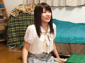 可愛い女子大生を隠し撮リカメラの仕込んである自宅に招いて凄い体位でパコ!巨乳お姉さん素人盗撮の無料エロ動画