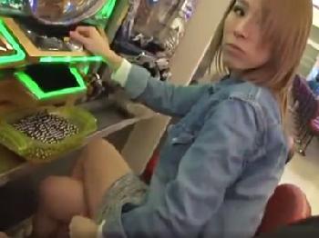 パ肉棒屋でよく見かける金髪GALをトイレに連れ込み中出しレイプ!!巨乳素人ギャル露出の無料エロ動画
