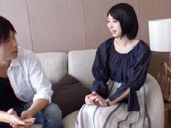 『想像以上に気持ちよくて…』プロ男優とのセっクスにハマって中出しまでさせる淫女妻!素人人妻パイパンの無料エロ動画