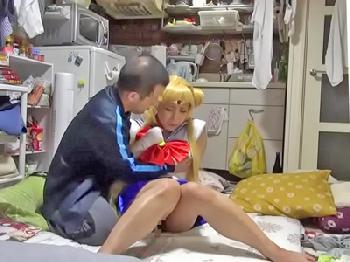 海を越えていつまでも大人気なセーラーコスの女と中出しフアック！巨乳コスプレ熟女の無料エロ動画