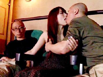 夫が出かけたらポルノ映画館で男を漁る痴女妻！巨乳人妻3P波多野結衣の無料エロ動画