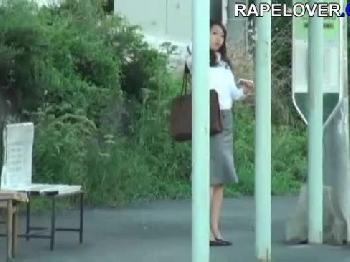 帰宅途中の推定DカップOLに奇襲拉致かけて山奥で集団性的暴行!巨乳フェラ素人ハメ撮り乱交イラマチオの無料エロ動画