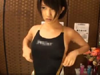 スポーツ整体に騙されて競泳水着をズラしハメされる美形お姉さん!巨乳美少女マッサージ湊莉久の無料エロ動画
